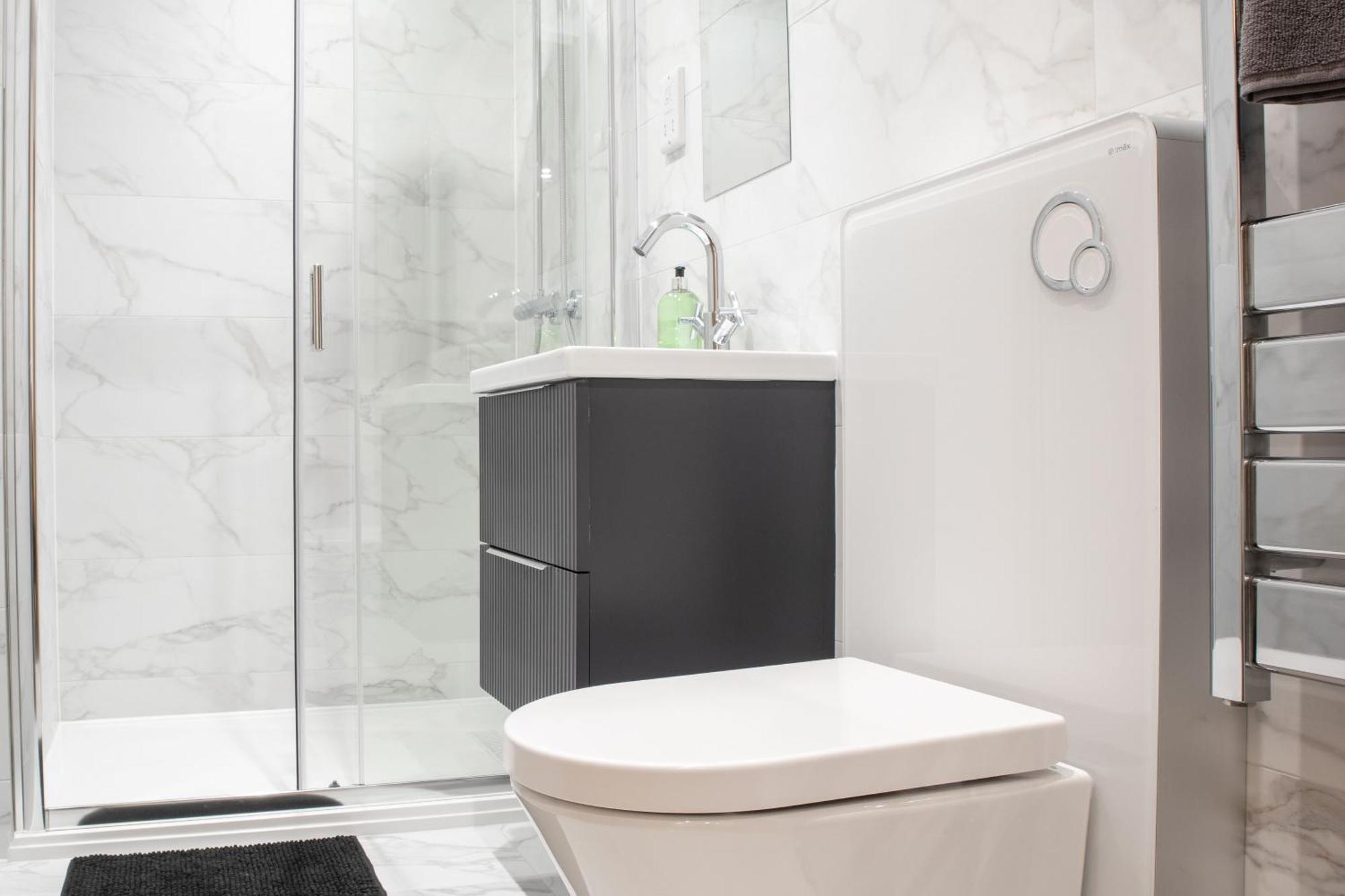 Central 2 Bed 2 Bath Apartment Near Brighton College, Beach, Hospital - Long Stay Offers Buitenkant foto