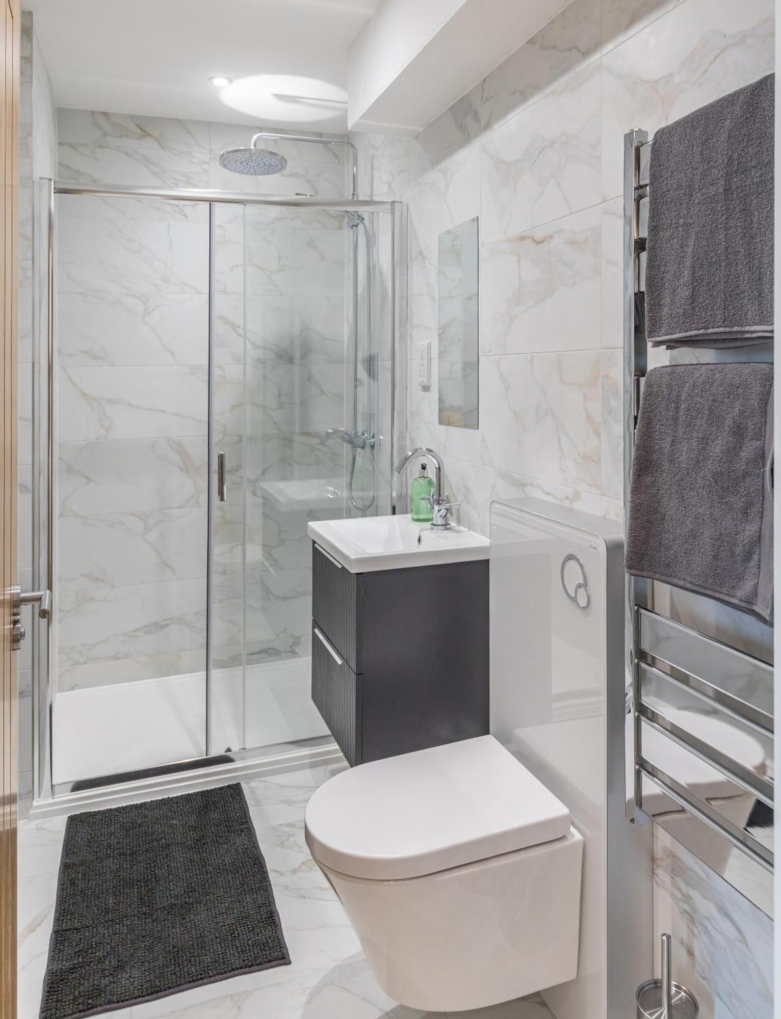 Central 2 Bed 2 Bath Apartment Near Brighton College, Beach, Hospital - Long Stay Offers Buitenkant foto
