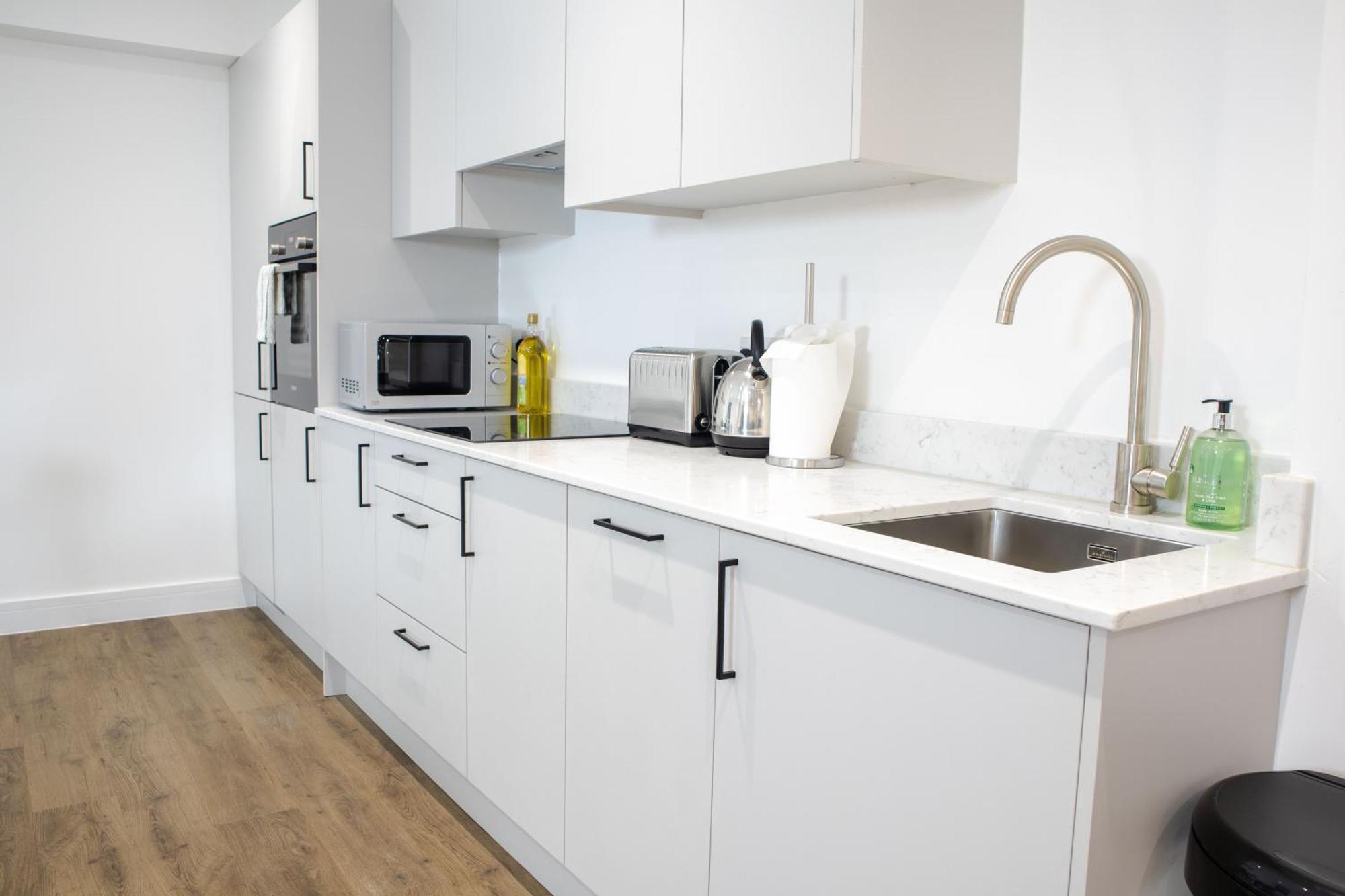 Central 2 Bed 2 Bath Apartment Near Brighton College, Beach, Hospital - Long Stay Offers Buitenkant foto