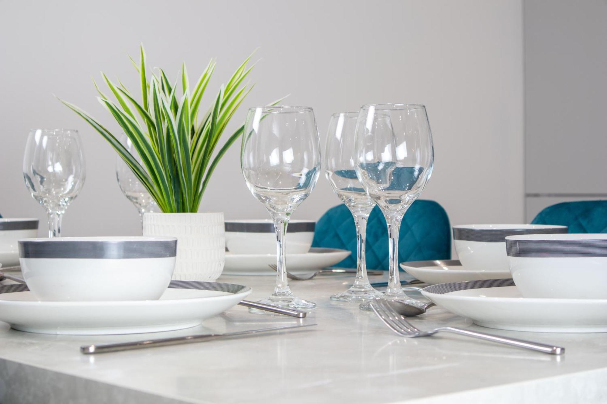 Central 2 Bed 2 Bath Apartment Near Brighton College, Beach, Hospital - Long Stay Offers Buitenkant foto