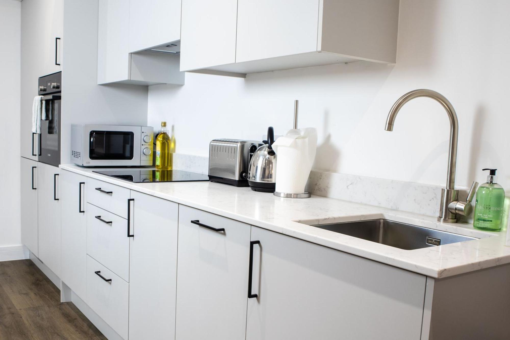 Central 2 Bed 2 Bath Apartment Near Brighton College, Beach, Hospital - Long Stay Offers Buitenkant foto